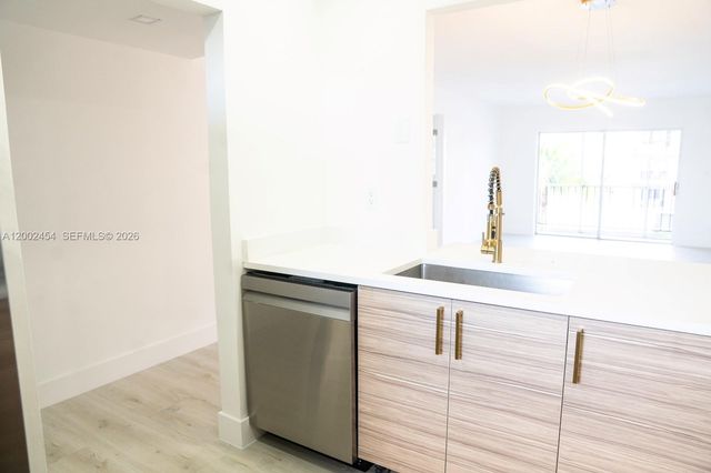 220 SW 9th Ave 306, Hallandale Beach, FL 33009