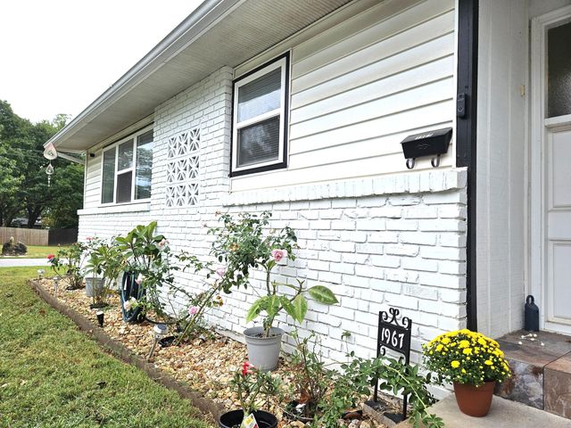 1967 S St Charles Avenue, Springfield, MO 65804