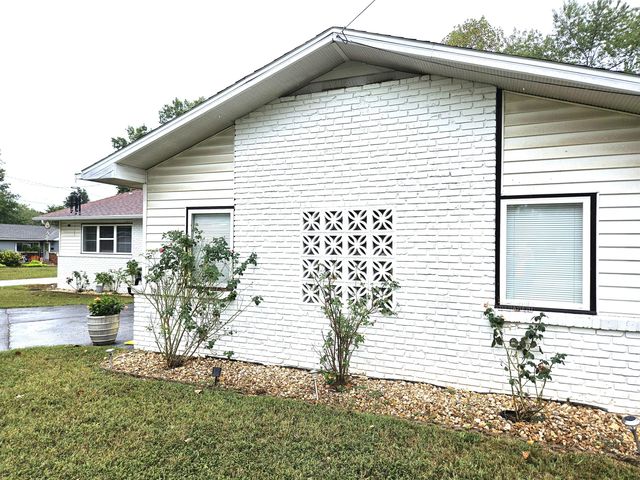 1967 S St Charles Avenue, Springfield, MO 65804