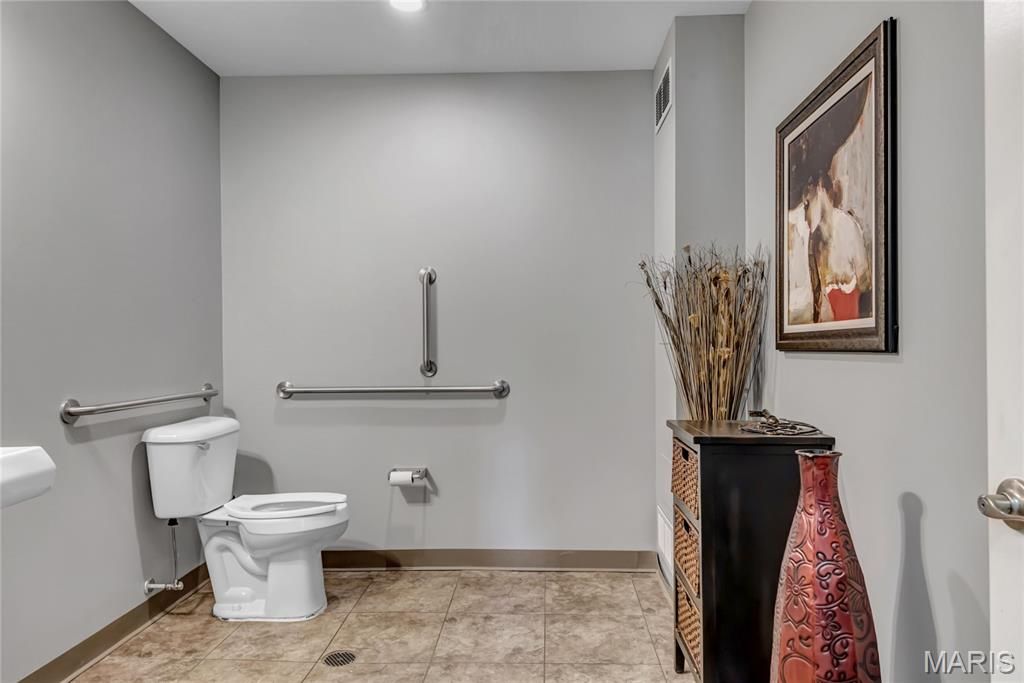 Image 20 of property listing at 920 1st Capitol Drive, St Charles, MO 63301