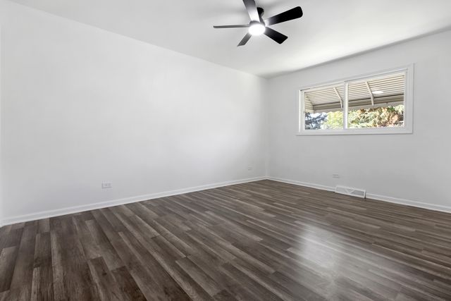 1750 W Woodland Avenue, Addison, IL 60101