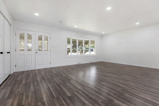 1750 W Woodland Avenue, Addison, IL 60101