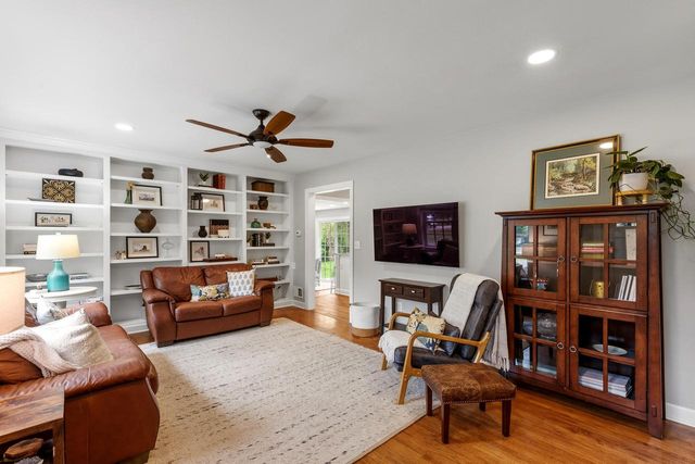 1627 W Fiesta LANE, Mequon, WI 53092