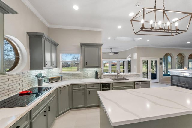 118 Hillsborough Drive W, Montgomery, TX 77356