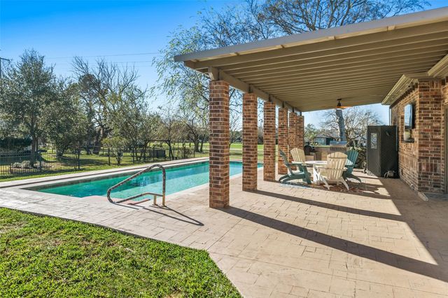 118 Hillsborough Drive W, Montgomery, TX 77356