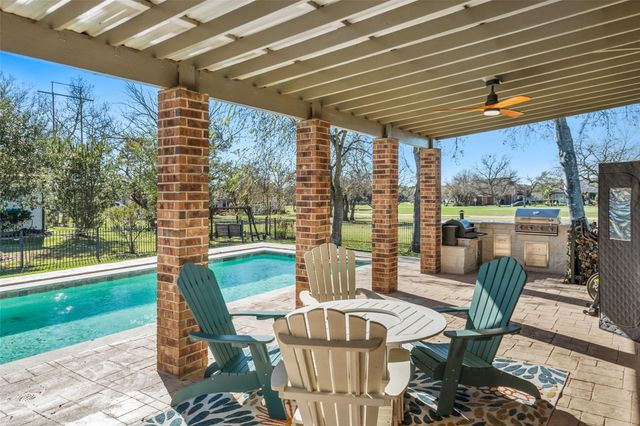 118 Hillsborough Drive W, Montgomery, TX 77356