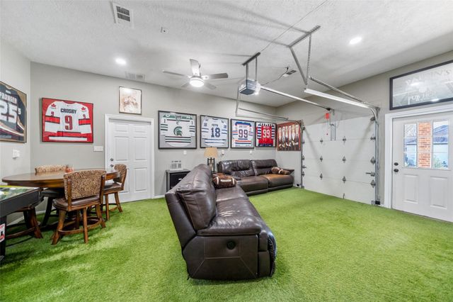 118 Hillsborough Drive W, Montgomery, TX 77356