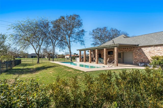 118 Hillsborough Drive W, Montgomery, TX 77356