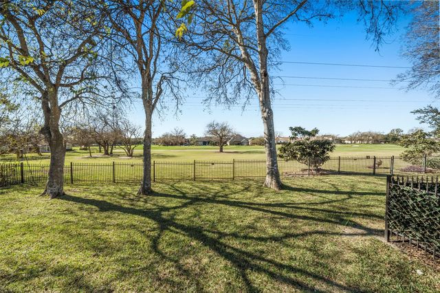 118 Hillsborough Drive W, Montgomery, TX 77356