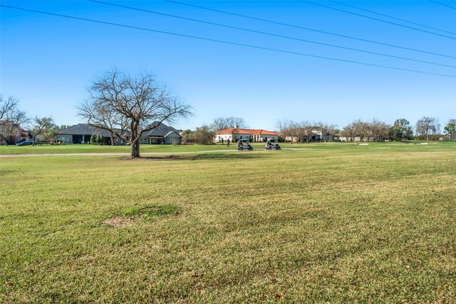 118 Hillsborough Drive W, Montgomery, TX 77356
