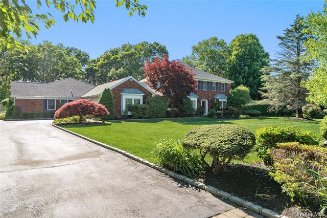 15-17 Park Woods Lane, Kings Park, NY 11754
