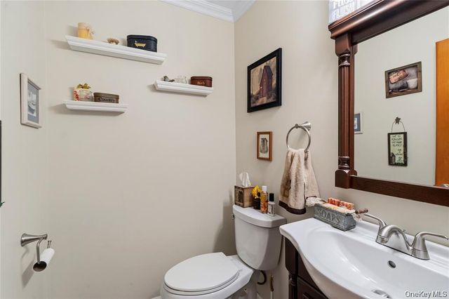 15-17 Park Woods Lane, Kings Park, NY 11754