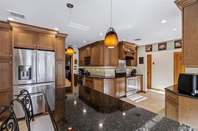 15-17 Park Woods Lane, Kings Park, NY 11754