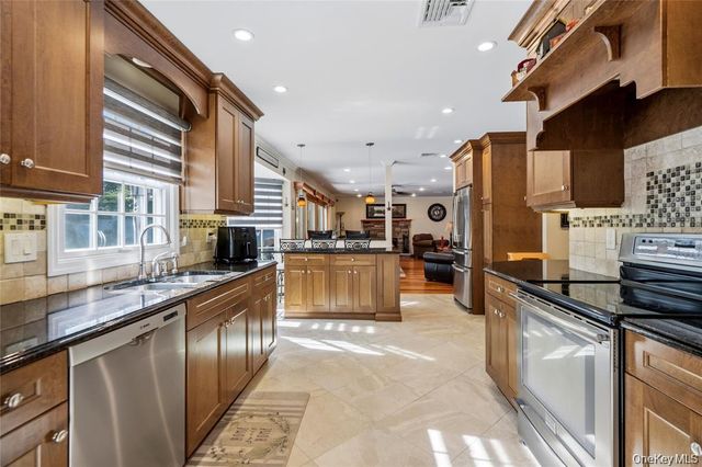 15-17 Park Woods Lane, Kings Park, NY 11754