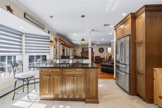 15-17 Park Woods Lane, Kings Park, NY 11754