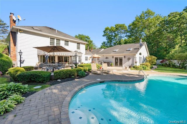 15-17 Park Woods Lane, Kings Park, NY 11754