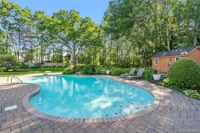 15-17 Park Woods Lane, Kings Park, NY 11754