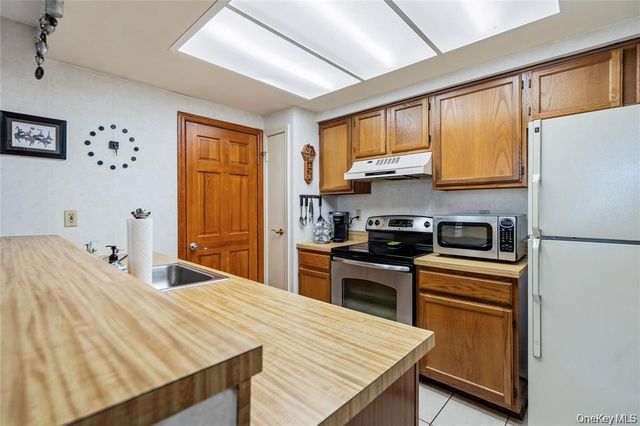 15-17 Park Woods Lane, Kings Park, NY 11754