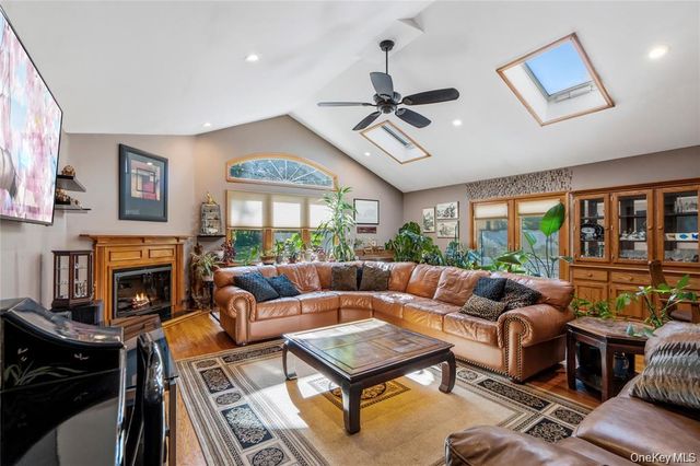 15-17 Park Woods Lane, Kings Park, NY 11754