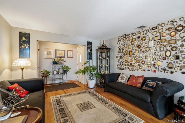 15-17 Park Woods Lane, Kings Park, NY 11754