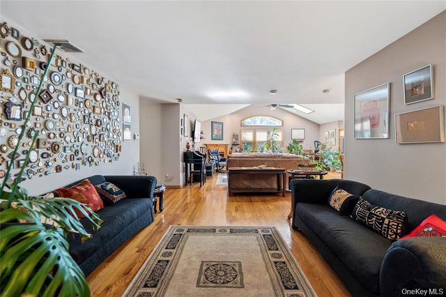 15-17 Park Woods Lane, Kings Park, NY 11754