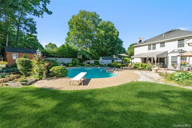 15-17 Park Woods Lane, Kings Park, NY 11754