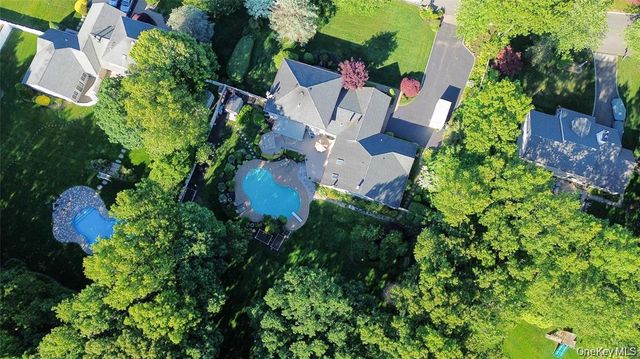 15-17 Park Woods Lane, Kings Park, NY 11754