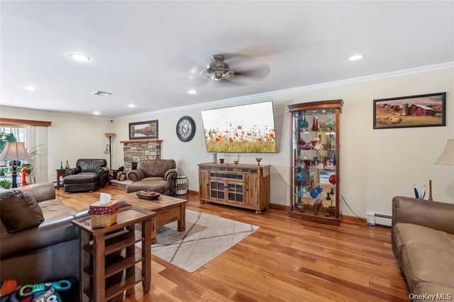 15-17 Park Woods Lane, Kings Park, NY 11754