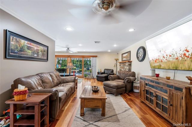 15-17 Park Woods Lane, Kings Park, NY 11754