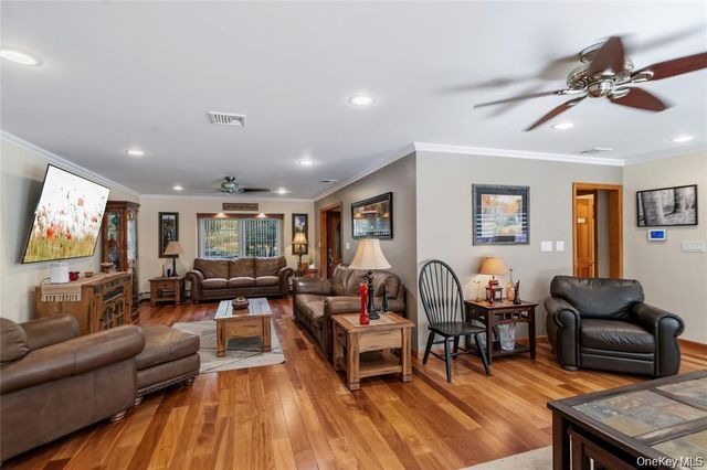 15-17 Park Woods Lane, Kings Park, NY 11754