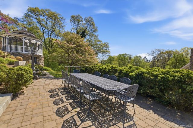 33 Greenbriar Drive, Chappaqua, NY 10514