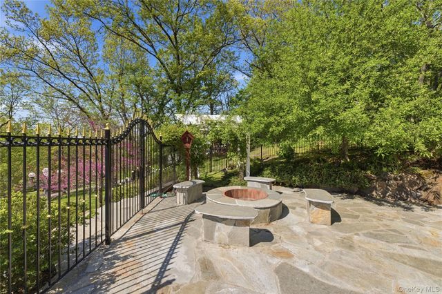 33 Greenbriar Drive, Chappaqua, NY 10514