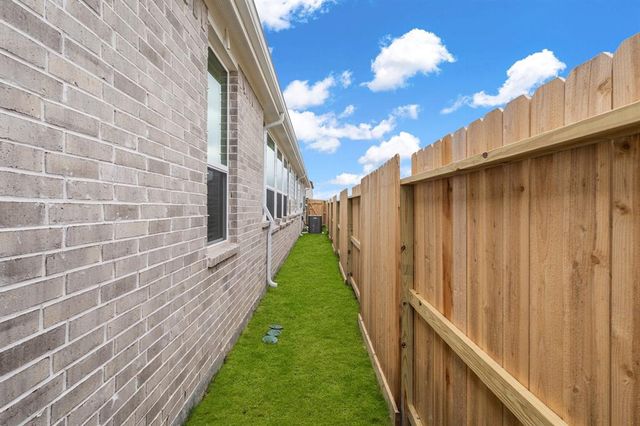 11814 North Pavillion Drive, Mont Belvieu, TX 77523