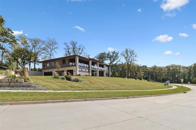 1516 S Timber Lane, West Des Moines, IA 50266