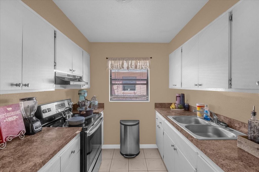 Image 11 of property listing at 1079 N LAKEWOOD AVENUE, Ocoee, FL 34761