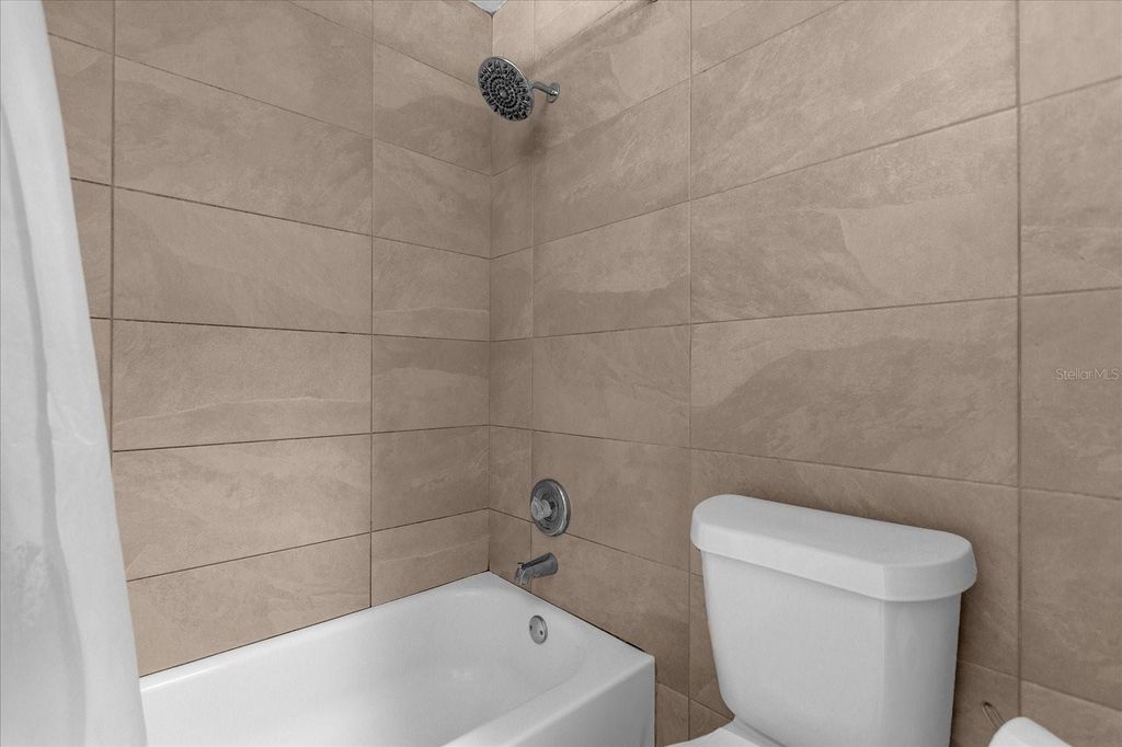 Image 16 of property listing at 1079 N LAKEWOOD AVENUE, Ocoee, FL 34761