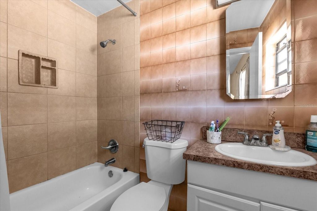 Image 21 of property listing at 1079 N LAKEWOOD AVENUE, Ocoee, FL 34761