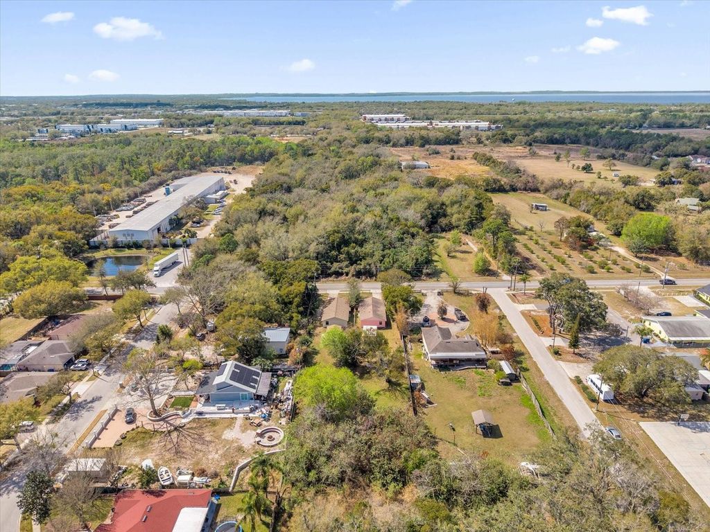 Image 25 of property listing at 1079 N LAKEWOOD AVENUE, Ocoee, FL 34761