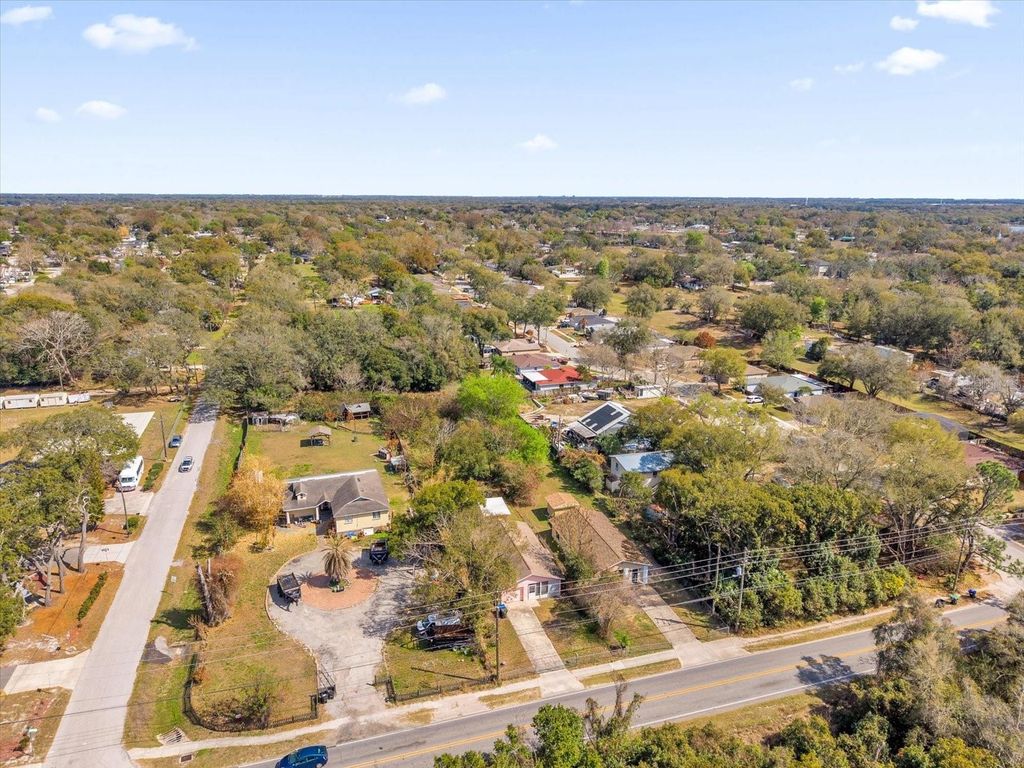 Image 26 of property listing at 1079 N LAKEWOOD AVENUE, Ocoee, FL 34761