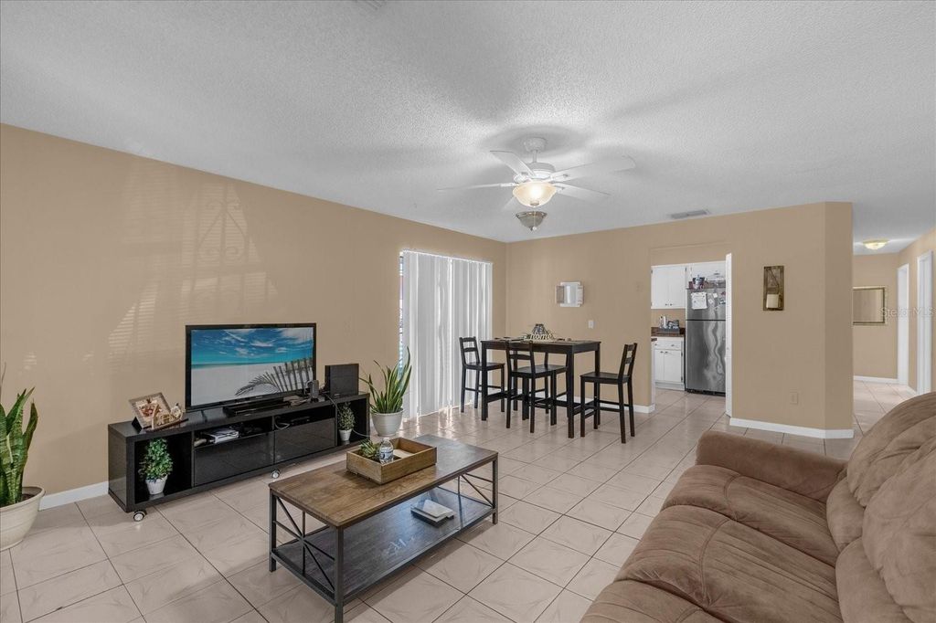 Image 5 of property listing at 1079 N LAKEWOOD AVENUE, Ocoee, FL 34761