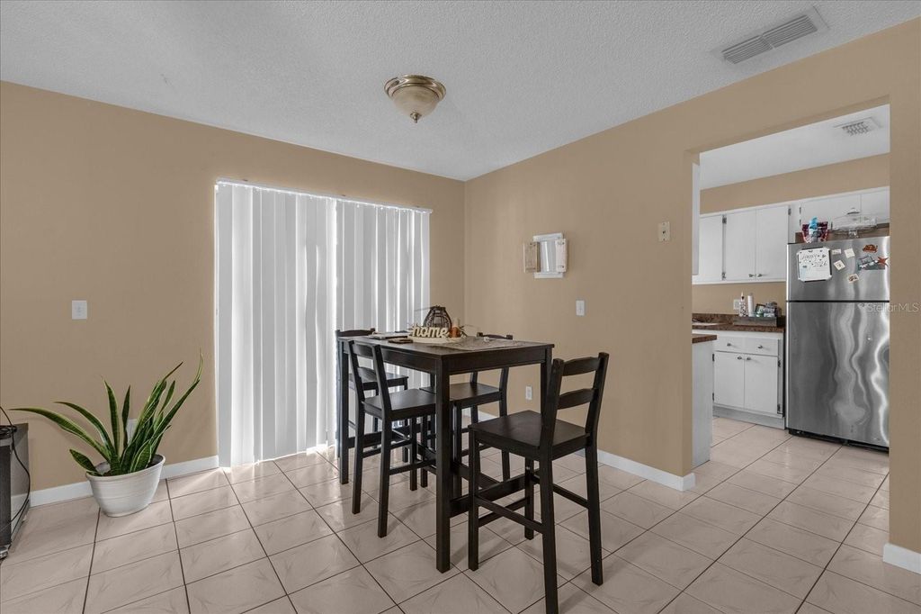 Image 7 of property listing at 1079 N LAKEWOOD AVENUE, Ocoee, FL 34761