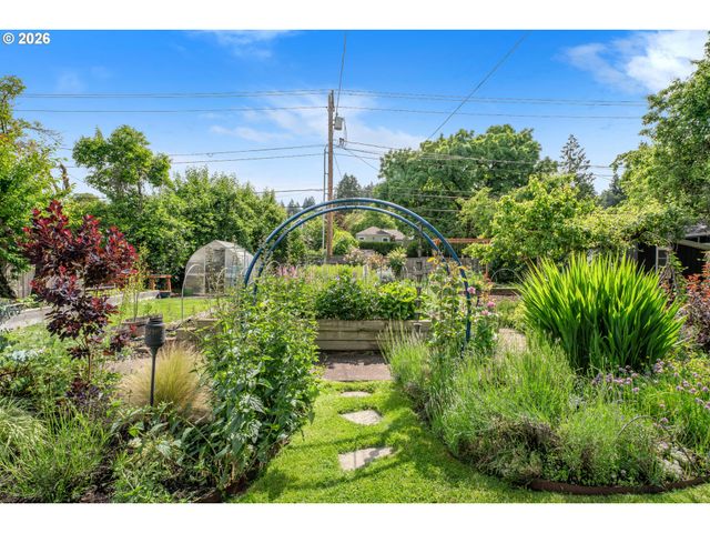 1865 VILLARD St, Eugene, OR 97403
