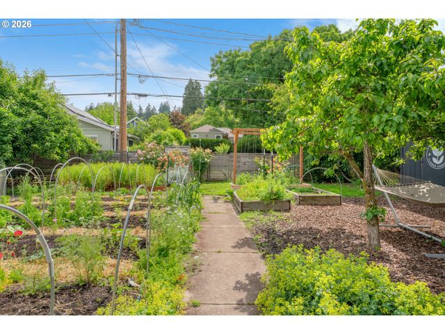 1865 VILLARD St, Eugene, OR 97403