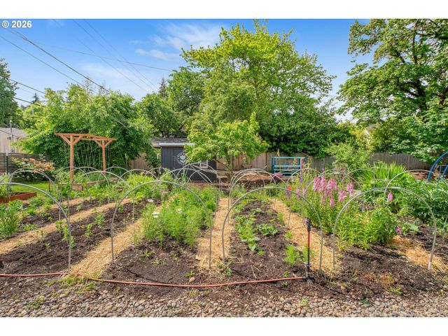 1865 VILLARD St, Eugene, OR 97403