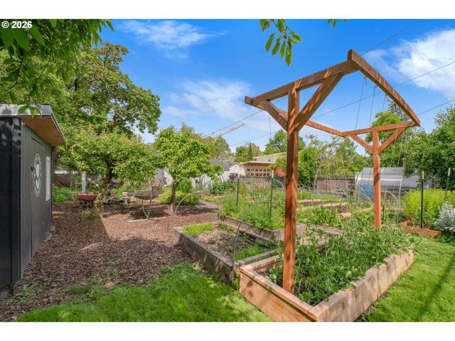 1865 VILLARD St, Eugene, OR 97403