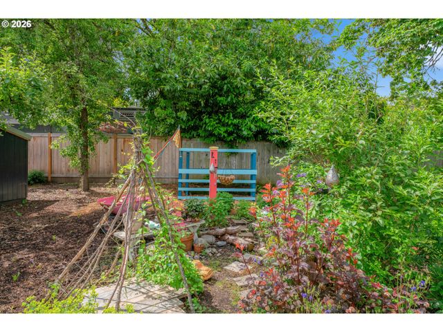 1865 VILLARD St, Eugene, OR 97403