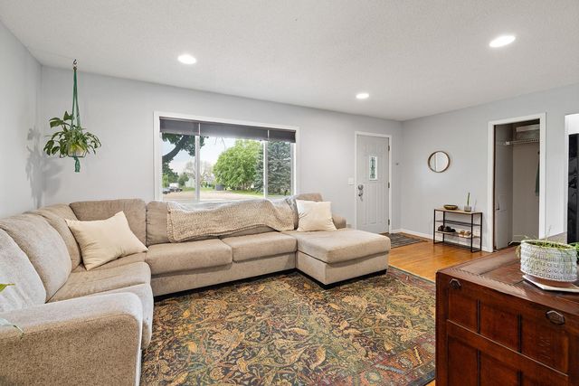 1515 Woodhill Road, Burnsville, MN 55337