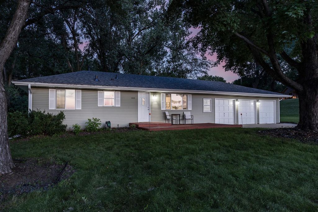 1515 Woodhill Road, Burnsville, MN 55337