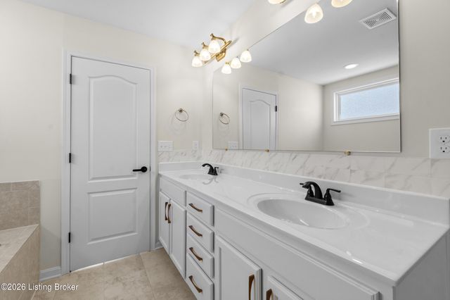 16212 Rockcrest View Ln, Louisville, KY 40245