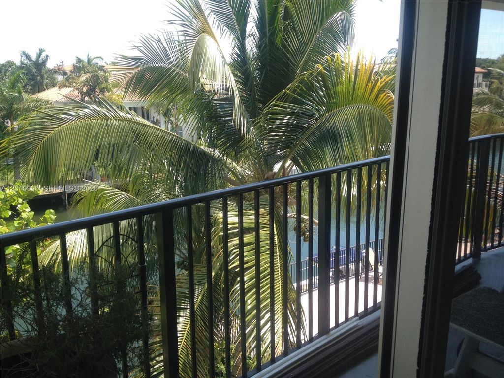 6855 Edgewater Dr 3DN, Coral Gables, FL 33133